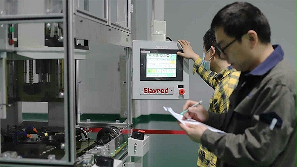 The picture shows the remote product acceptance of Elaried technicians for customers